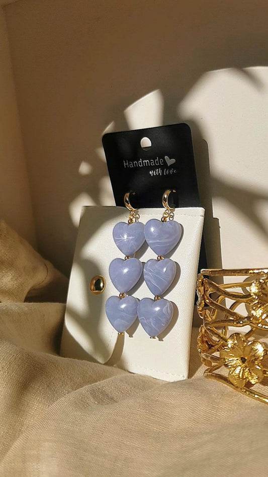 Boucles d'oreilles mini coeur résine "Ambre bleu ciel"